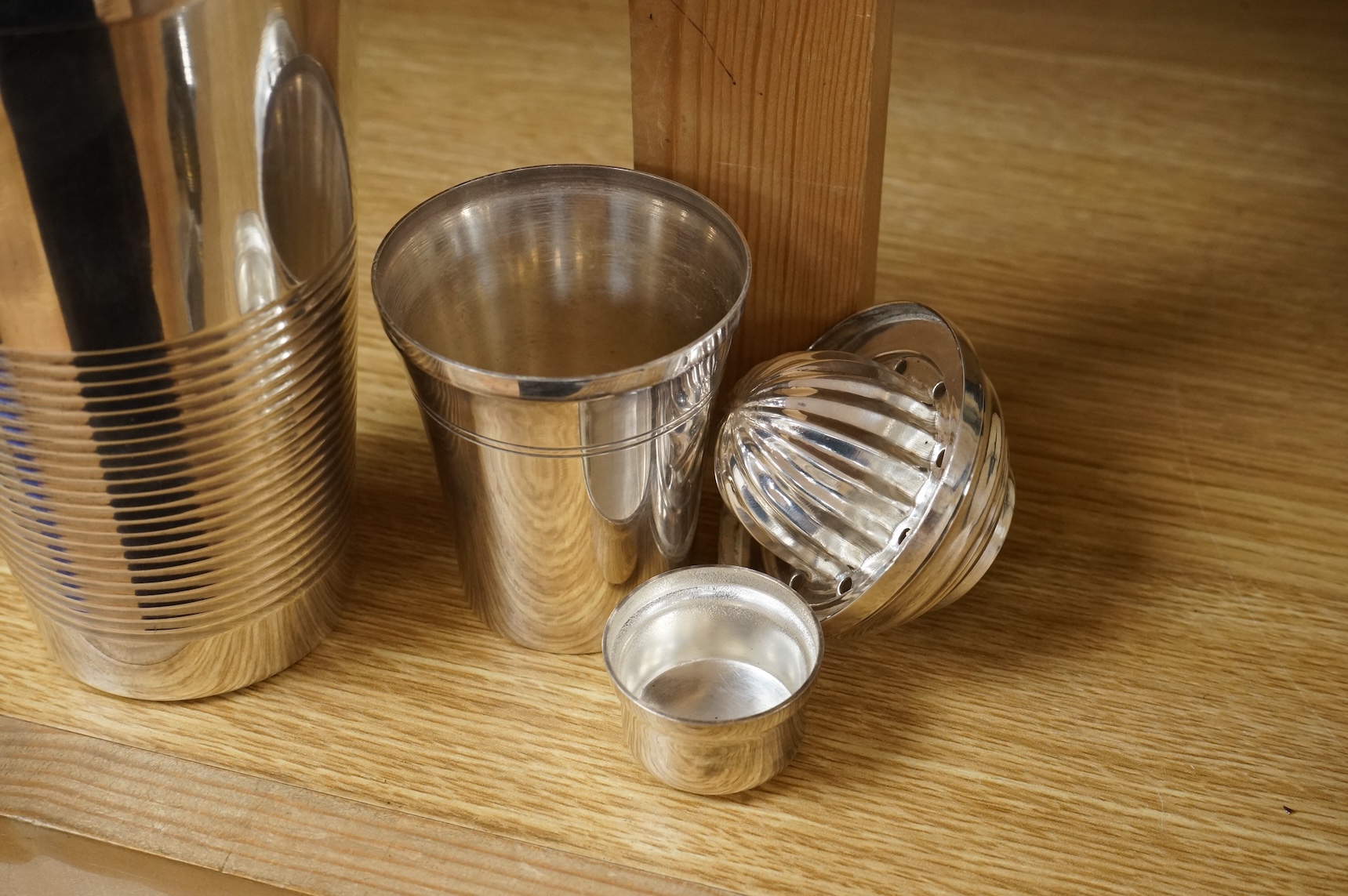 A small cocktail individual shaker and another larger example, 21cm high
